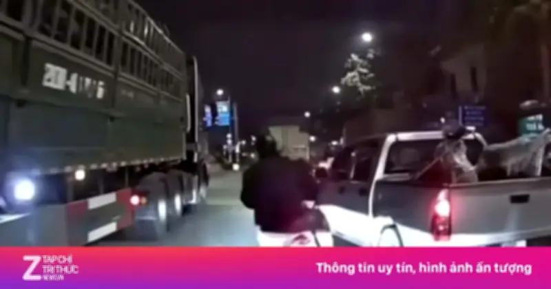 Hà Nội: Dựng lại hiện trường vụ xe bán tải suýt đẩy 3 người vào gầm xe đầu kéo