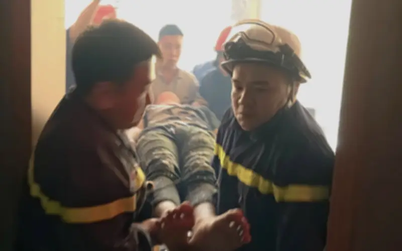 Hà Nội giải cứu thành công nam thanh niên mắc kẹt trong thang máy chở hàng