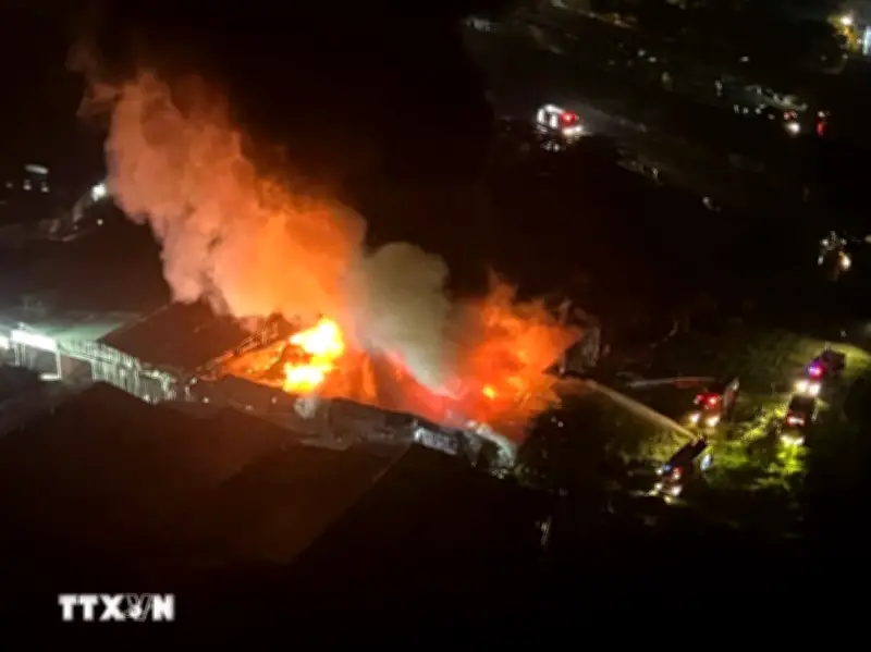 Hà Nội: Hỏa hoạn bùng phát tại xưởng gỗ trong đêm, lực lượng cứu hỏa khẩn trương ứng phó