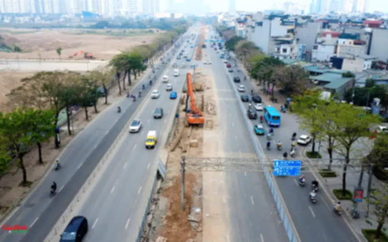 Hà Nội: Hiện trạng đường Võ Chí Công sau tháo dỡ dải phân cách để thi công kênh Thụy Phương