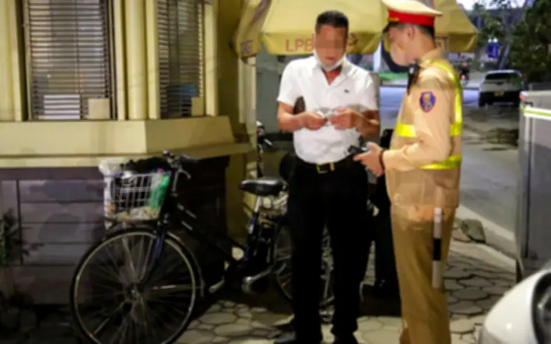 Hà Nội: Hàng Loạt Người Đi Xe Đạp, Xe Máy Vi Phạm Nồng Độ Cồn Bị Xử Phạt