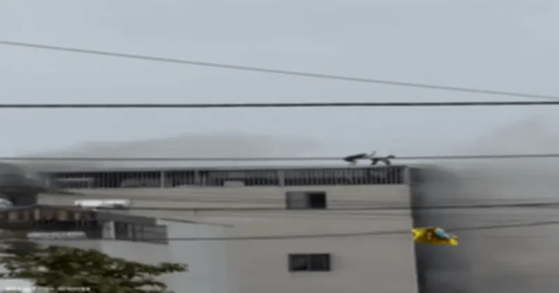 Hà Nội: Hàng xóm dũng cảm phá mái tôn giải cứu 2 người lớn tuổi trong đám cháy nhà 6 tầng