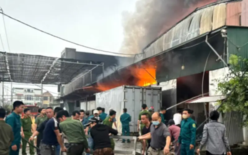 Hà Nội Huy Động 12 Xe Chữa Cháy Dập Lửa Tại Xưởng Bánh Kẹo Rộng 700m² Ở Hương Sơn