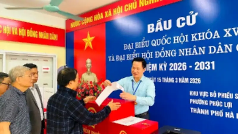 Hà Nội khẩn trương chuẩn bị cho ngày bầu cử, cờ hoa rực rỡ khắp các điểm bỏ phiếu