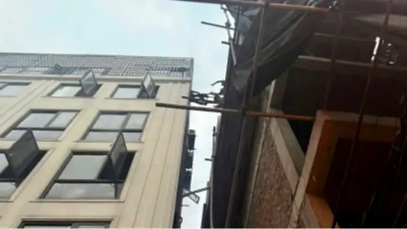 Hà Nội: Lực lượng PCCC khẩn trương dập tắt đám cháy nhà 5 tầng, cứu an toàn 7 người