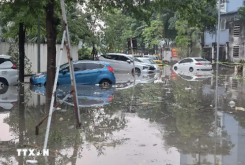 Hà Nội: Mưa đá, mưa lớn gây ngập úng, giao thông khó khăn tại nhiều khu vực