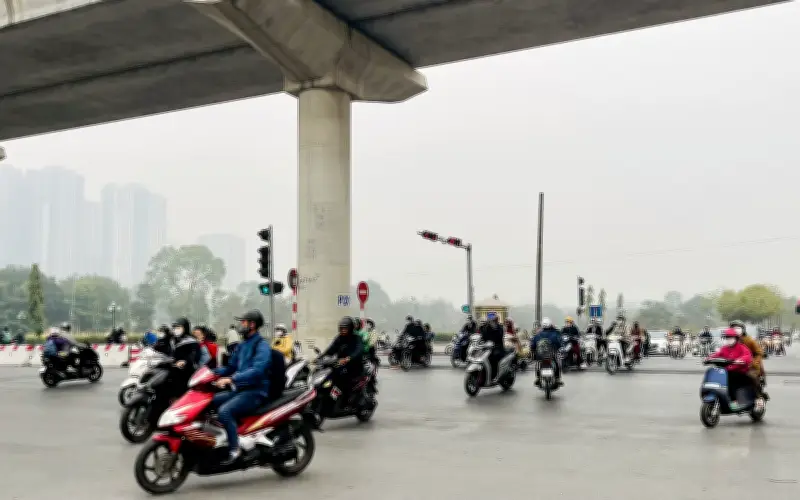 Hà Nội đón không khí lạnh tràn về, nhiệt độ giảm sâu kèm mưa rét