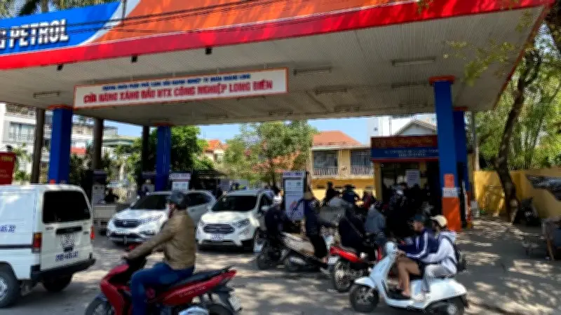 Hà Nội ổn định thị trường xăng dầu sau cơn sốt mua tích trữ đầu tháng 3