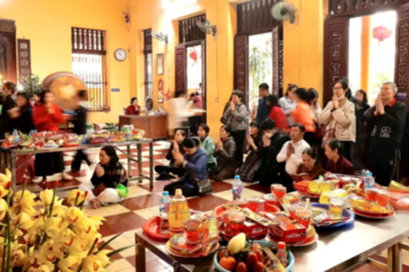 Hà Nội: Người dân đổ về đền chùa cầu an đầu năm trong ngày Rằm tháng Giêng