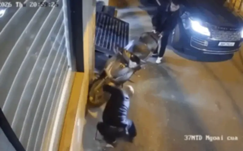 Hà Nội: Đánh tín hiệu, tài xế Range Rover chọc thủng lốp SH trong ngõ nhỏ