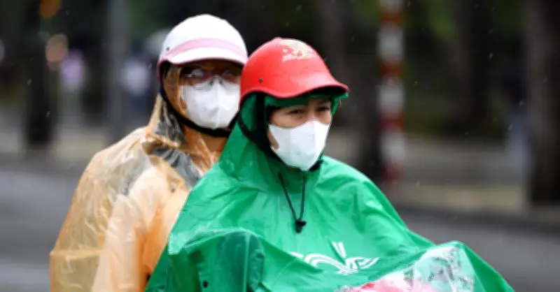 Hà Nội nắng gắt chớp nhòang, ngày mai không khí lạnh tràn về gây mưa giông