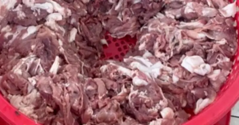 Hà Nội: Phụ huynh lo lắng khi đường dây thịt lợn dịch 300 tấn cung cấp cho trường học bị phát hiện