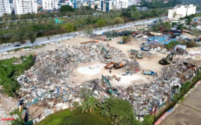 Hà Nội phê thải xây dựng chất thành núi trên đất nông nghiệp dọc đại lộ Thăng Long