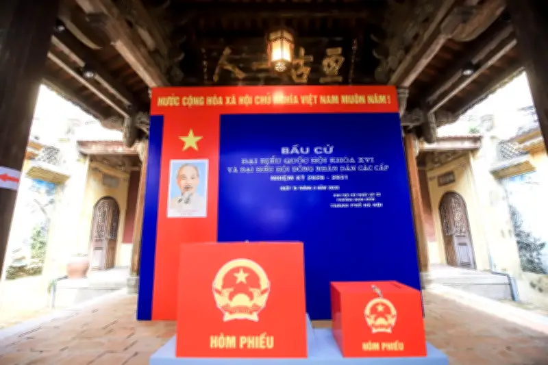 Hà Nội rực rỡ sắc đỏ, di tích lịch sử trở thành điểm bỏ phiếu cho Ngày bầu cử