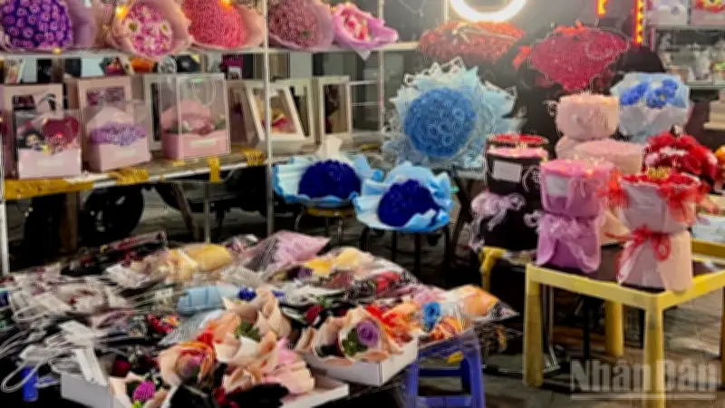 Hà Nội sôi động thị trường hoa và quà tặng dịp 8/3, hoa tươi vẫn là lựa chọn phổ biến