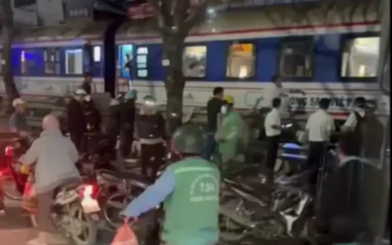 Hà Nội: Tai nạn tàu hỏa va chạm xe máy khiến một người tử vong