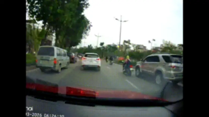 Hà Nội: Tài xế Fortuner cố tình chen ép xe máy trên vành đai 2 gây phẫn nộ