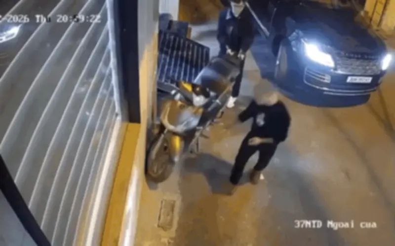 Hà Nội: Tài xế Range Rover chủ động chọc thủng lốp xe máy đang đỗ bên đường