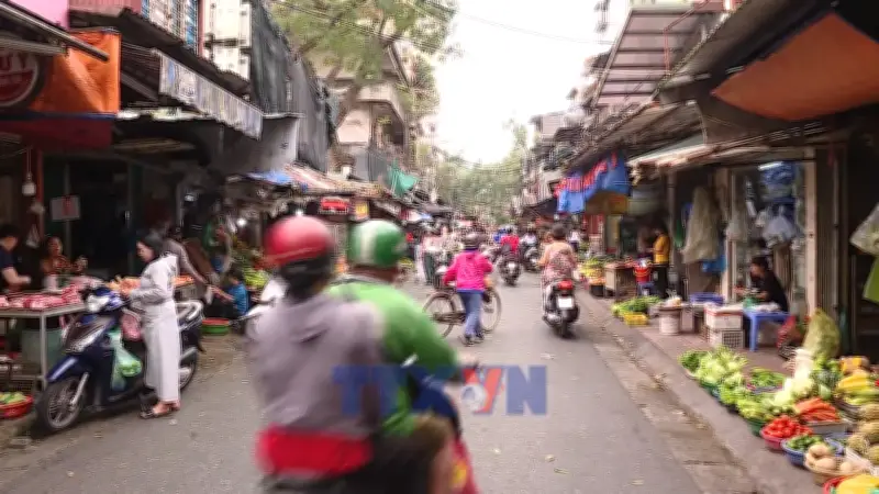 Hà Nội: Tiểu thương tại nhiều chợ truyền thống linh hoạt để bình ổn giá cả