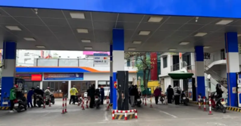 Hà Nội: Tình hình cung cấp xăng dầu trở lại bình thường sau khi giá giảm mạnh