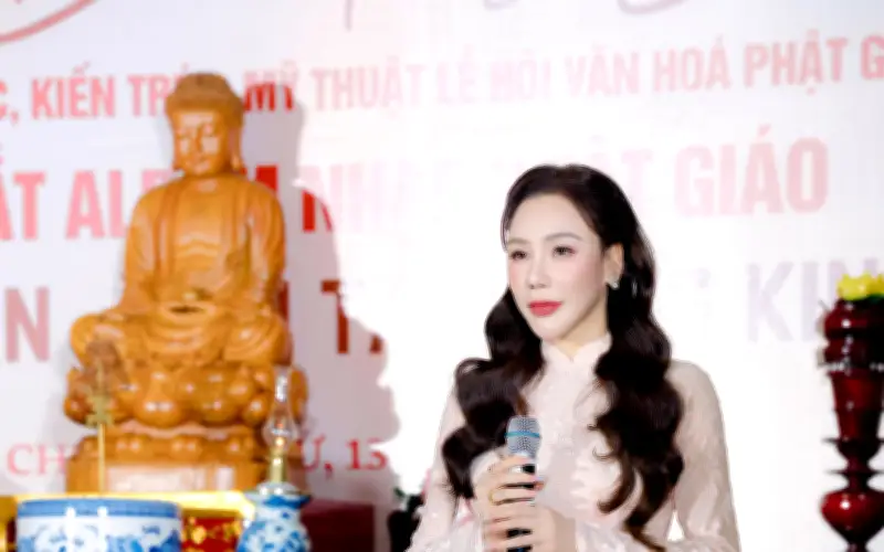 Hồ Quỳnh Hương hát live trong lễ công bố cuộc thi sáng tác nghệ thuật Phật giáo