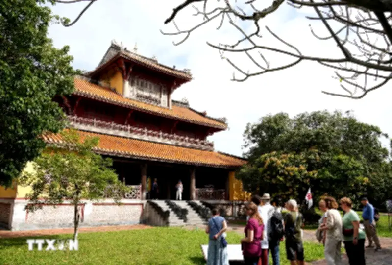 Hệ Thống Đèn Hiện Làm Sáng Các Công Trình Cao Nhất Trong Hoàng Thành Huế