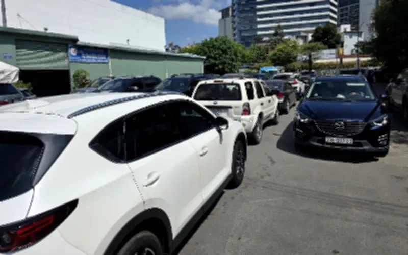 Hệ thống đăng kiểm điện tử trục trặc, hàng chục ô tô xếp hàng dài chờ đợi