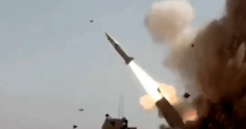 Hệ thống pháo phản lực HIMARS M142 của Mỹ được sử dụng để tấn công mục tiêu tại Iran