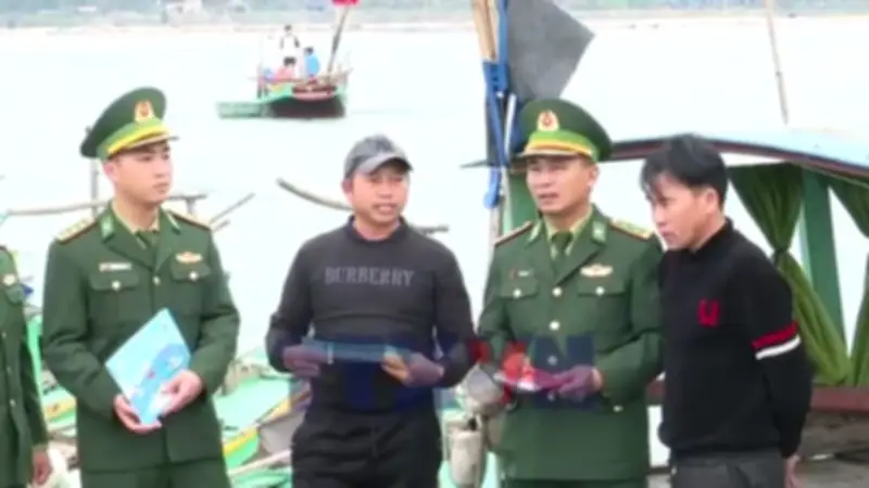 Hà Tĩnh: Bộ đội Biên phòng đưa thông tin bầu cử đến ngư dân trước mỗi chuyến ra khơi