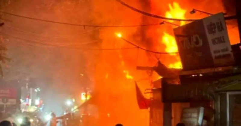 Hỏa hoạn bất ngờ tại quán karaoke ở Hà Nội, 3 người thoát nạn kịp thời