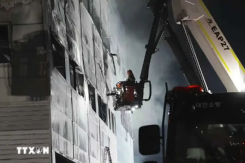 Hỏa hoạn kinh hoàng tại nhà máy phụ tùng ô tô Hàn Quốc, 14 người thiệt mạng