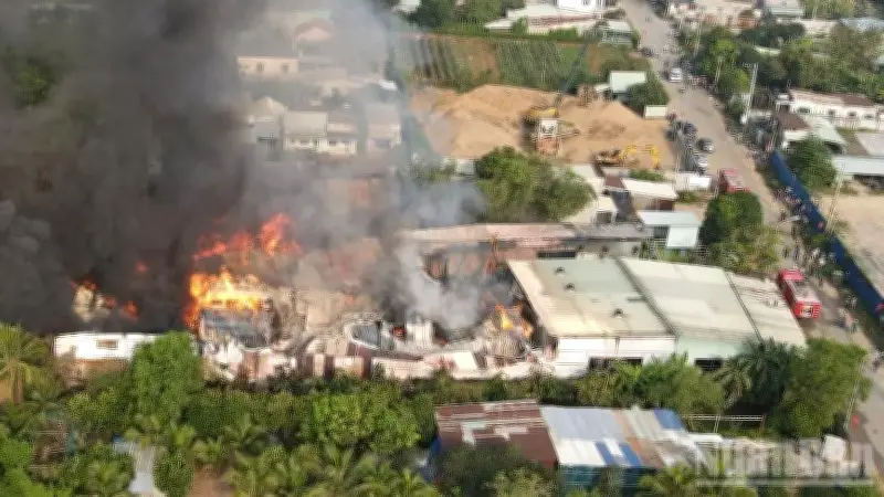 Hỏa hoạn thiêu rụi nhà kho 1.000m2 tại Đồng Nai, cư dân hoảng loạn di tản