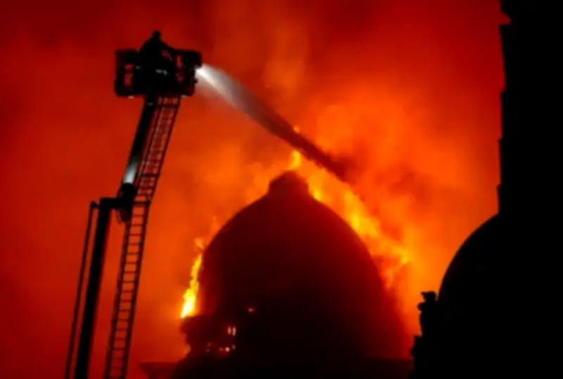 Hỏa hoạn thiêu rụi nhà kho tại Anh, giao thông đường sắt bị gián đoạn nghiêm trọng