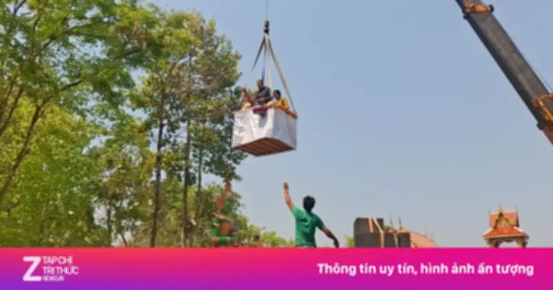 Hai Ca Sĩ Thái Lan Gây Hỗn Loạn Khi Rải Tiền Ở Chùa Sau Khi Trúng Số