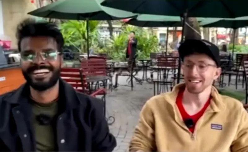 Hai Du Khách Nước Ngoài Gặp Gỡ Tình Cờ, Cùng Vào Quán Cà Phê 'Tám' Bằng Tiếng Việt