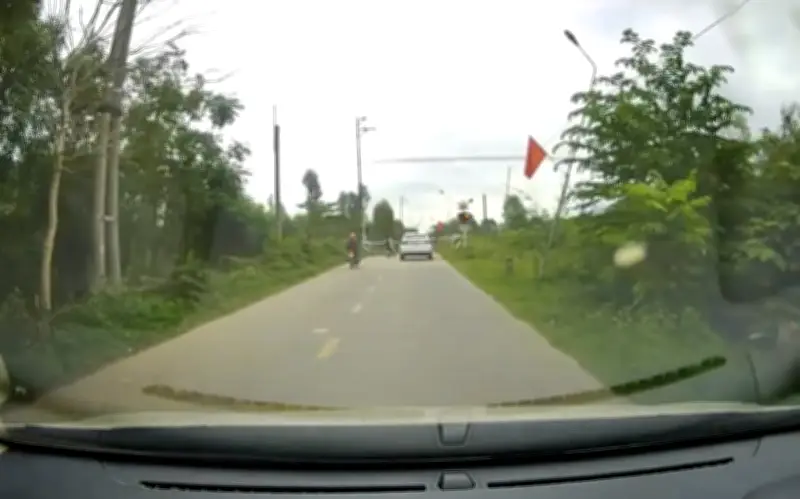 Hai Nữ Sinh Liều Lĩnh Vượt Gác Chắn Khi Tàu Đang Đến Gần, Cảnh Báo Nguy Hiểm