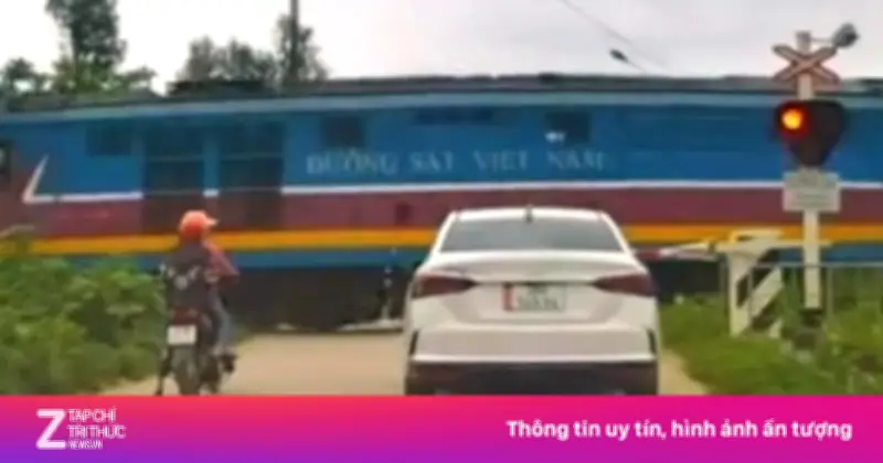 Hai nữ sinh liều lĩnh vượt gác chắn khi tàu hỏa lao tới, cảnh báo an toàn đường sắt