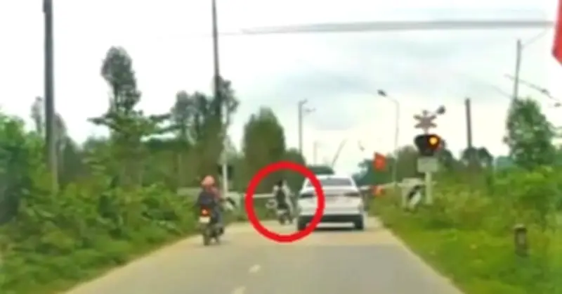 Hai nữ sinh liều mạng vượt đường sắt trước mũi tàu hỏa ở Hà Tĩnh