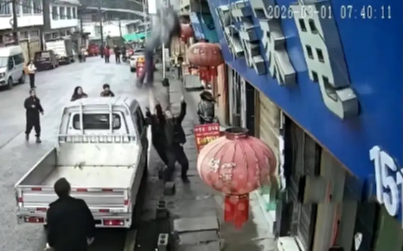 Hai người hùng dùng tay không đỡ cô gái nhảy từ tầng 2 trong vụ cháy ở Trung Quốc