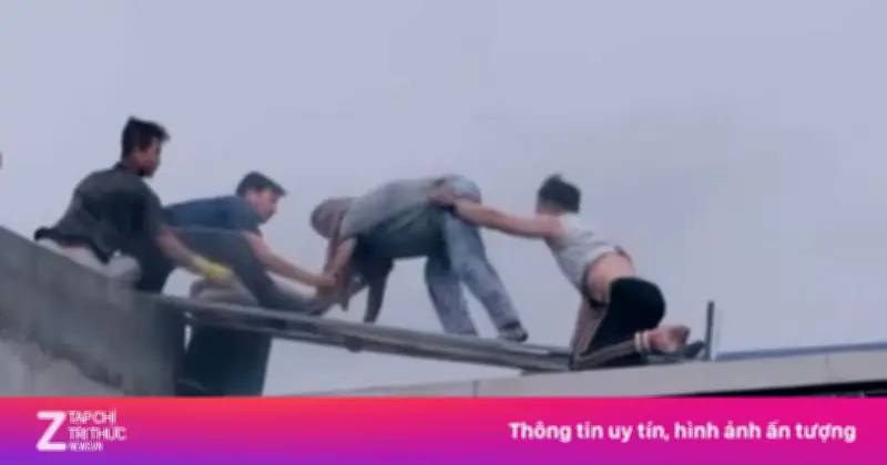 Hai Người Hùng Phá Mái Tôn Cứu 7 Người Trong Vụ Cháy Nhà 7 Tầng Ở Hà Nội