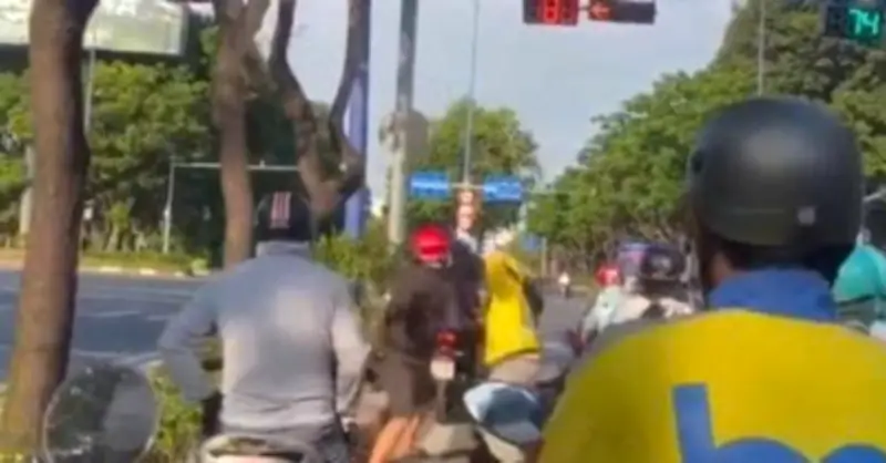 Hai người đàn ông lao vào ẩu đả trên đại lộ ở TP.HCM, gây hỗn loạn giao thông