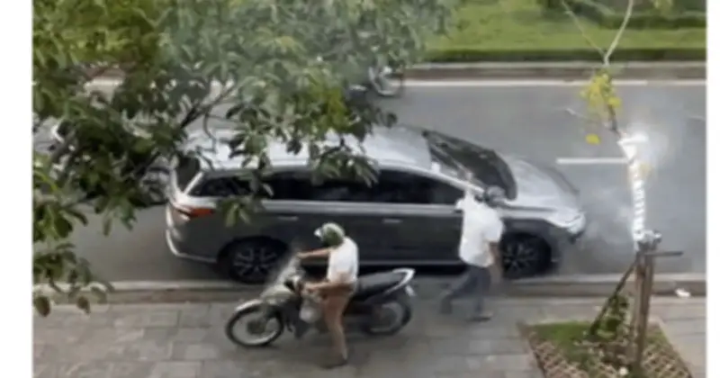 Hai người đàn ông rượt đuổi, vây đánh tài xế ô tô giữa đường Phan Xích Long