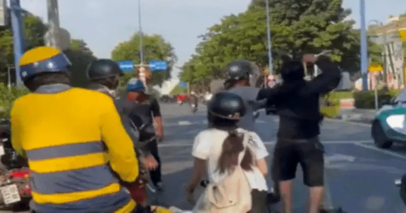 Hai người đàn ông ẩu đả giữa giao lộ TP.HCM, công an vào cuộc điều tra