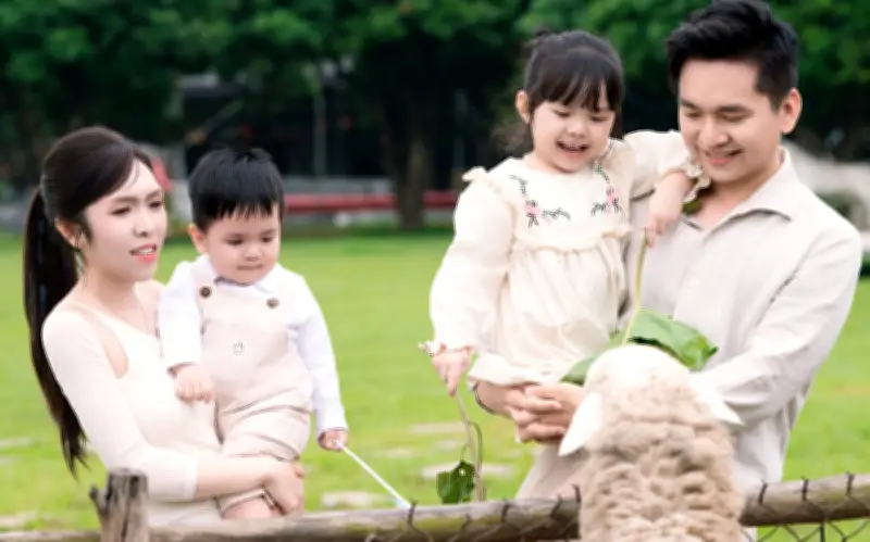 Hai nhóc tị nhà MC Hạnh Phúc gây chú ý với ngoại hình và tài năng