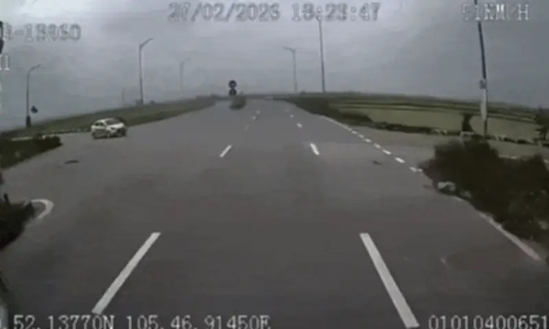 Hai ôtô lao vào nhau 'như bịt mắt' tại ngã tư Hà Nội, một người tử vong