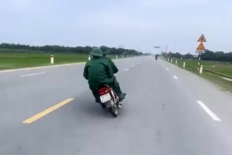 Hai Thanh Niên Đánh Võng Trên Đường Bị Xử Phạt Tổng Cộng 6 Lỗi Vi Phạm