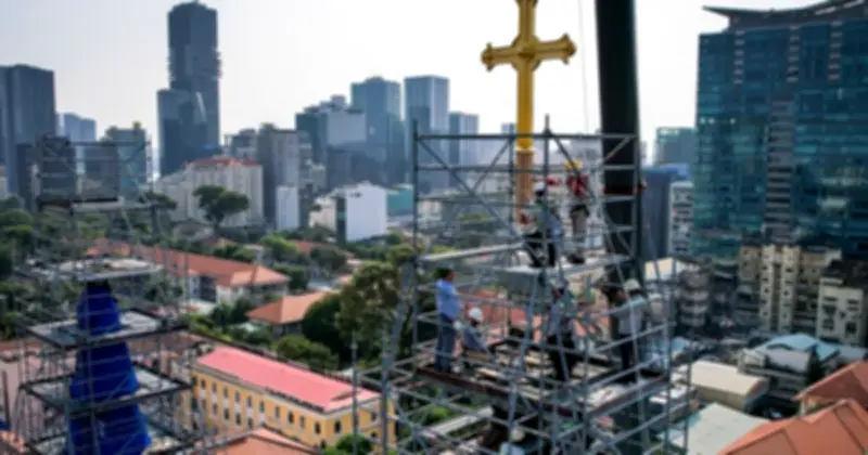 Hai Thánh giá mạ vàng nặng 400 kg được đưa lên đỉnh tháp nhà thờ Đức Bà Sài Gòn