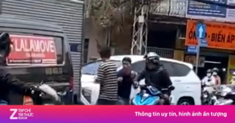 Hai tài xế đánh nhau chảy máu đầu giữa đường phố TP.HCM do tranh chấp nhường đường