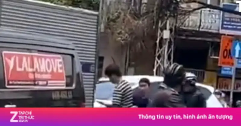 Hai tài xế đánh nhau giữa đường, giao thông hỗn loạn