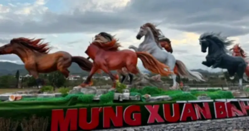 Hai trẻ 9 và 7 tuổi đập phá linh vật ngựa 'Mã đáo thành công' ở Quảng Trị